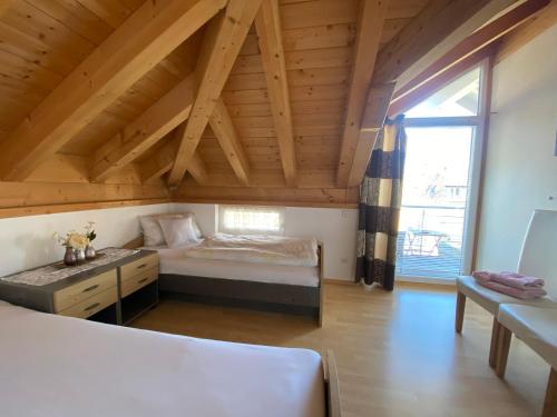 een grote kamer met een bed en een groot raam bij Penthouse Bargholz in Füssen
