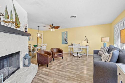 een woonkamer met een bank en een open haard bij Perfect for Family Gatherings with a Heated Pool! - Clearwater's Clear Choice in Clearwater