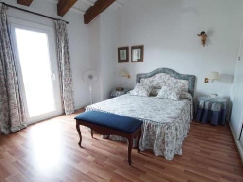 - une chambre avec un lit et une grande fenêtre dans l'établissement Casa Sorrapa con Piscina, à Deltebre