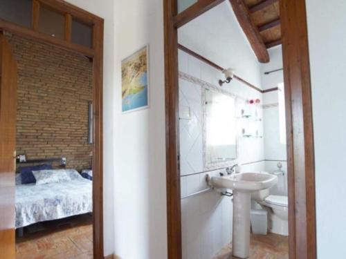 La salle de bains est pourvue d'un lavabo, de toilettes et d'un lit. dans l'établissement Casa Sorrapa con Piscina, à Deltebre