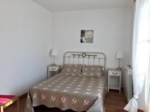 une chambre avec un lit et deux tables de nuit dans l'établissement La maison de pepe a rougiers, à Rougiers