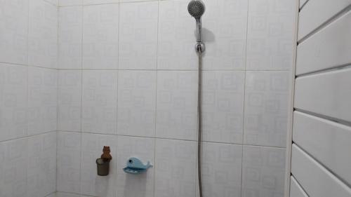 La salle de bains est pourvue d'une douche avec un pommeau de douche. dans l'établissement JM HOMESTAY, à Pangandaran