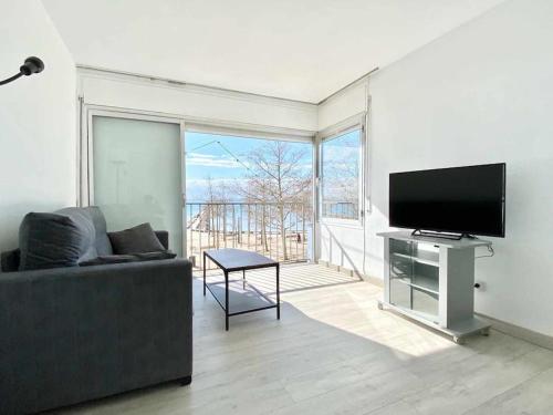 Televízia a/alebo spoločenská miestnosť v ubytovaní Estudio Frente al Mar en Roses con Vistas