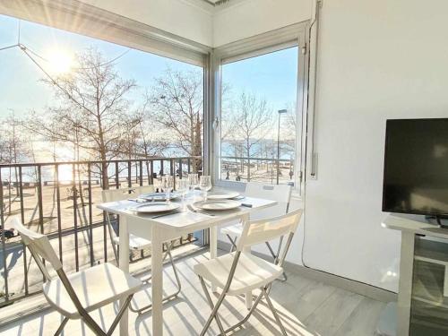 Televízia a/alebo spoločenská miestnosť v ubytovaní Estudio Frente al Mar en Roses con Vistas