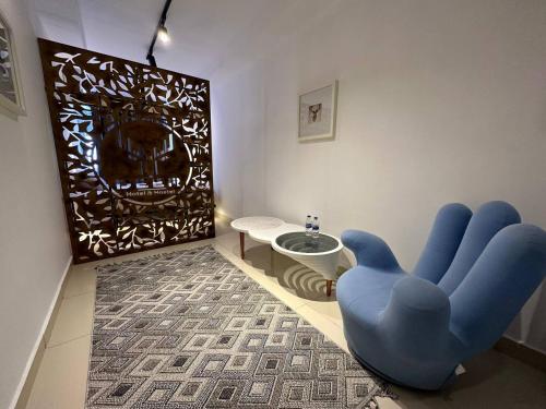 Habitación con silla azul y aseo en Deer Hostel & Hotel, en Antalya