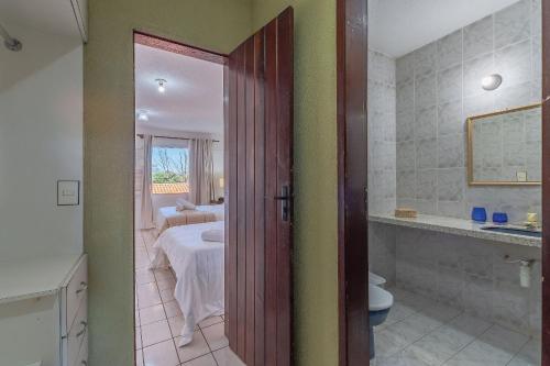Phòng tắm tại Casa no coração de Porto das Dunas por Carpediem