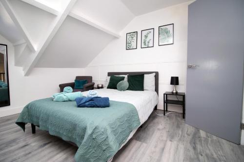 a bedroom with a bed with a green blanket at Executive Style 2 Bed Flat in Bridgend F2 in Bridgend