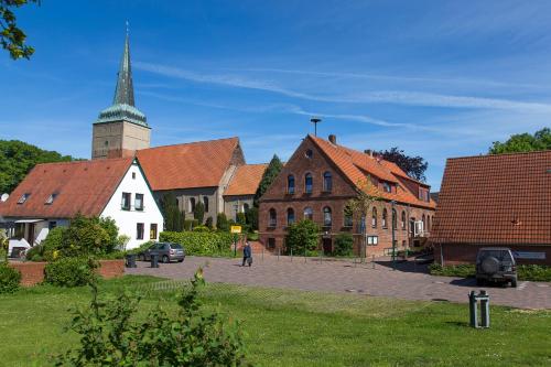 a group of buildings and a church with a steeple at LM7-9 - Ferienwohnung Typ B Komfort in Schottwarden