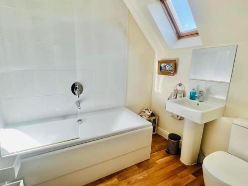 Ένα μπάνιο στο Hotdog House Filey Detached Pet Friendly Eco-House