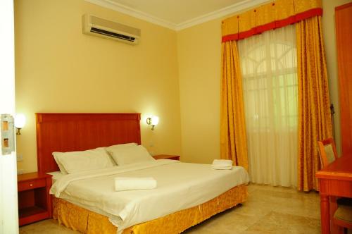 Kama o mga kama sa kuwarto sa Al Faisal Hotel Suites