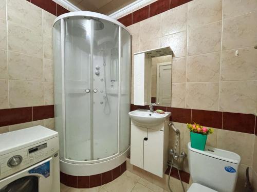 2х комнатная квартира в Алматы tesisinde bir banyo