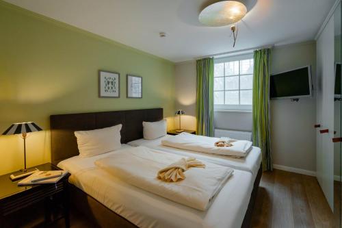 una camera con due letti e asciugamani di Ferienhaus Ekke Nekkeppen2 a Westerland