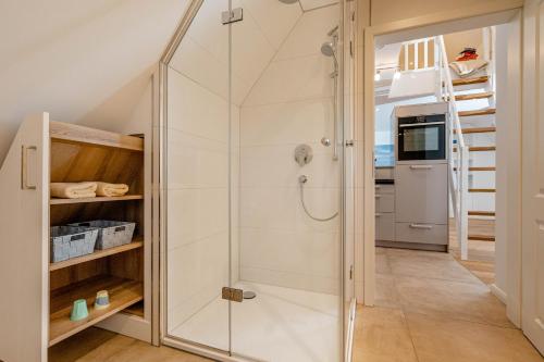 ein Bad mit Dusche in einem Zimmer in der Unterkunft Ferienwohnung Käthe in Wenningstedt-Braderup