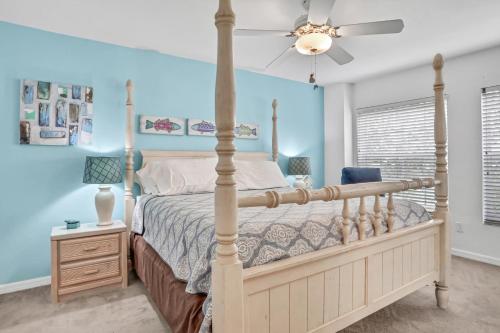 sypialnia z łóżkiem i wentylatorem sufitowym w obiekcie Indian Sunset Beach 7 w mieście Clearwater Beach