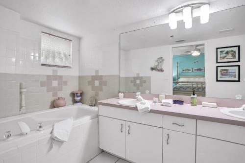 łazienka z 2 umywalkami, wanną i lustrem w obiekcie Indian Sunset Beach 7 w mieście Clearwater Beach