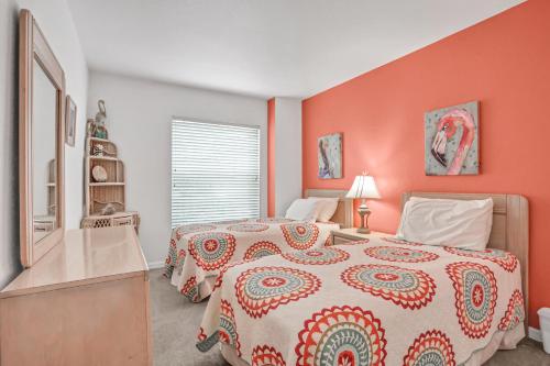 una camera da letto con un letto grande con pareti arancioni di Indian Sunset Beach 7 a Clearwater Beach
