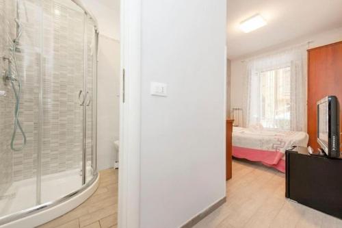 a bathroom with a shower and a bedroom at Parri Silton in Rome
