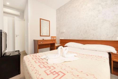 a bedroom with a bed with two swans on it at Parri Silton in Rome