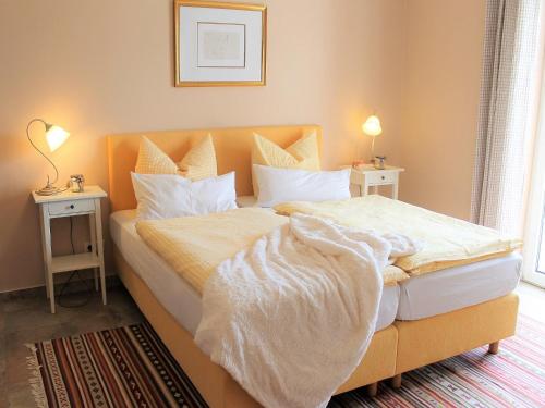1 dormitorio con 1 cama grande con mantas y almohadas blancas en Gutshof Marienthal en Viereck