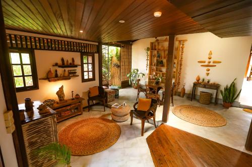 una gran sala de estar con techo de madera. en Beco Pousada Boutique, en Fernando de Noronha