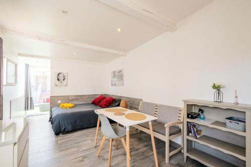 Ruang duduk di Gîte du stade Le Studio cour parking et piscine partagee