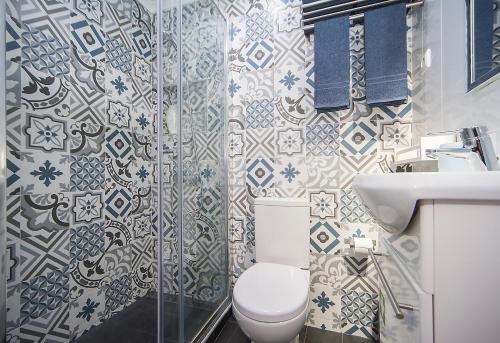 een badkamer met een toilet en een wastafel bij PS Lisbon Flats in Lissabon