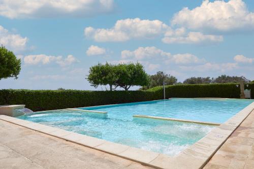 ein großer Pool mit blauem Wasser in der Unterkunft Hotel Montecallini - Adult Only 14 in Patù