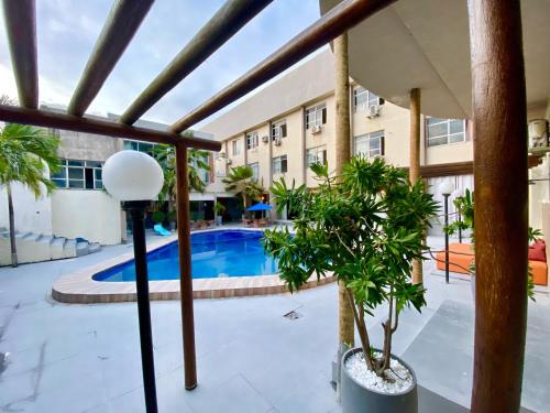 a courtyard with a swimming pool in a building at Beira do Mar Aracaju in Aracaju