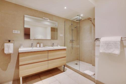 une salle de bain avec un lavabo et une douche dans l'établissement Spacious apart - 4BR-10P - Place de la République, à Paris