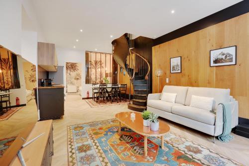 un salon avec un canapé blanc et une table dans l'établissement Spacious apart - 4BR-10P - Place de la République, à Paris