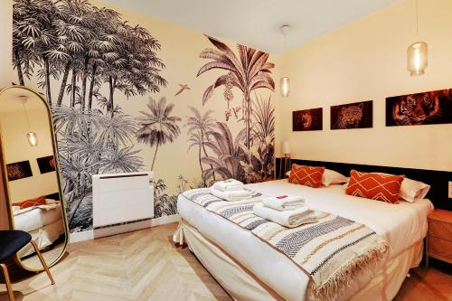 une chambre avec un lit avec un papier peint tropical dans l'établissement Spacious apart - 4BR-10P - Place de la République, à Paris