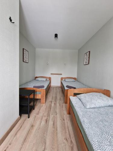 Postel nebo postele na pokoji v ubytování Apartamenti Jēkabpilī