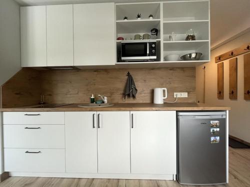 Kuchyň nebo kuchyňský kout v ubytování Apartamenti Jēkabpilī