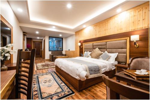 列城的住宿－The Gawaling ladakh，酒店客房设有一张大床和一张书桌。