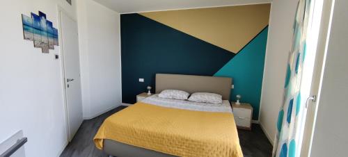una piccola camera da letto con un letto con copriletto giallo di Bloom Modern House - Milano a Milano
