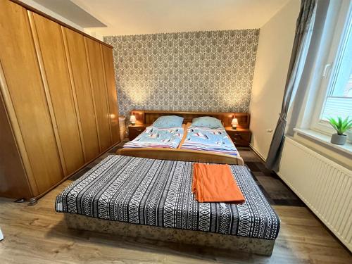 ケルピンセにあるFerienwohnung Koelpinsee USE 2464のベッドルーム1室(ベッド2台付)