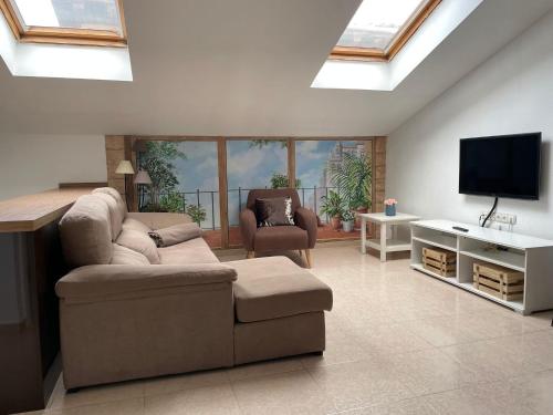 A television and/or entertainment centre at VTZ El Balcón de Rey Alfonso V