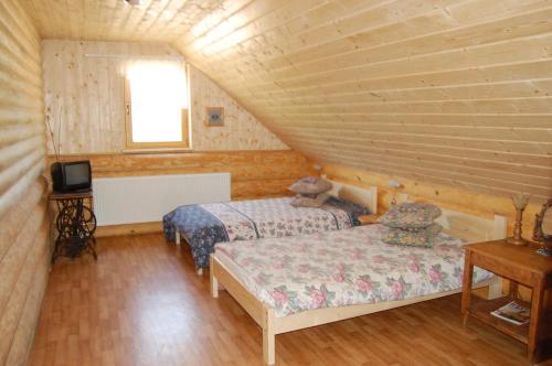 Een bed of bedden in een kamer bij Kučuru dzirnavas