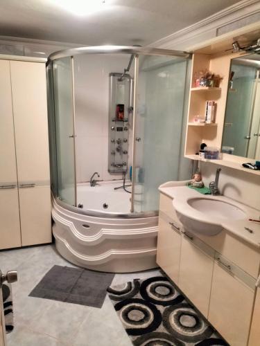 e bagno con doccia, lavandino e vasca. di Room Mate Room Suite a Istanbul