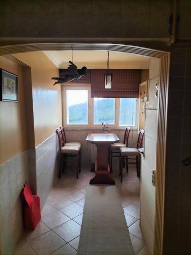 una cucina con tavolo, sedie e lavandino di Room Mate Room Suite a Istanbul