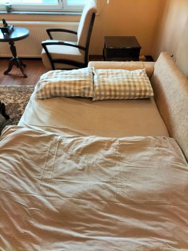łóżko z 2 poduszkami w pokoju w obiekcie Room Mate Room Suite w Stambule