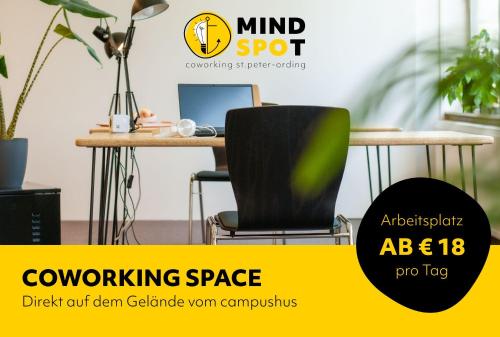 une image d'un bureau avec un ordinateur portable et une chaise dans l'établissement campushus, à Sankt Peter-Ording