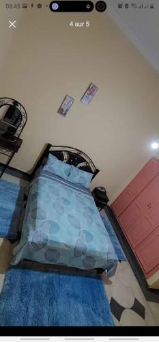 uma cama num quarto com aversão em Ben lahbib em Khenifra