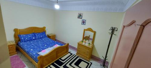 um quarto com uma cama e um espelho em Ben lahbib em Khenifra