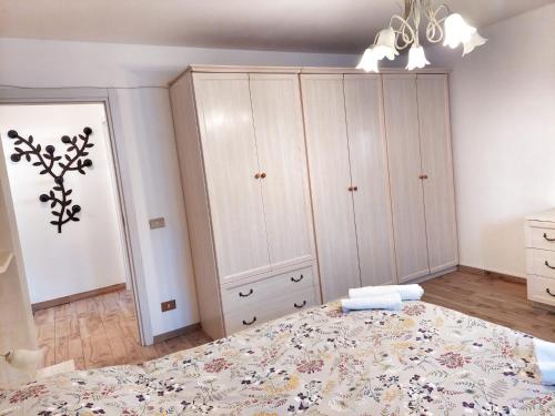 a bedroom with a large bed and a large cabinet at Casa Pepolina, zona tranquilla, piano terra con parcheggio in Malesco
