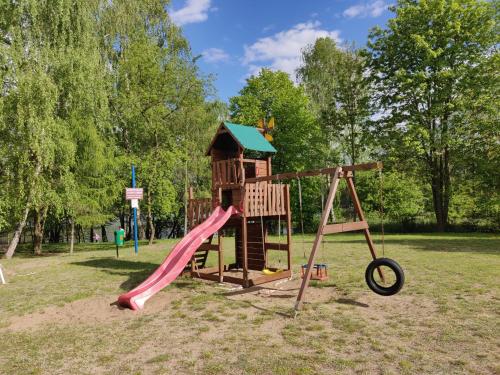 Kawasan permainan kanak-kanak di Kujanki - domki z widokiem na jezioro