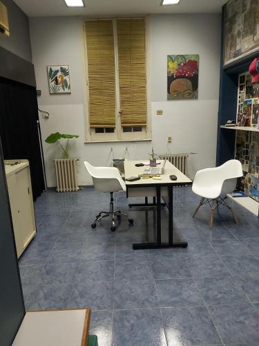 una oficina con mesa y sillas en una habitación en Cerca de todo monoambiente en Buenos Aires