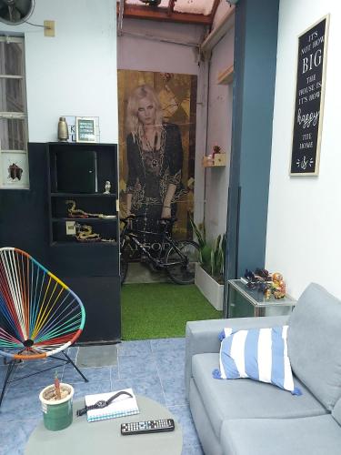 una sala de estar con sofá y una pintura en la pared en Cerca de todo monoambiente en Buenos Aires