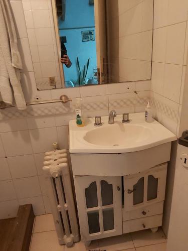 a bathroom with a sink and a mirror at Cerca de todo monoambiente in Buenos Aires