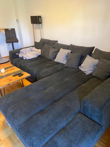 un grande divano blu in soggiorno di Bochum, zentr. aber ruhige Lage! a Bochum